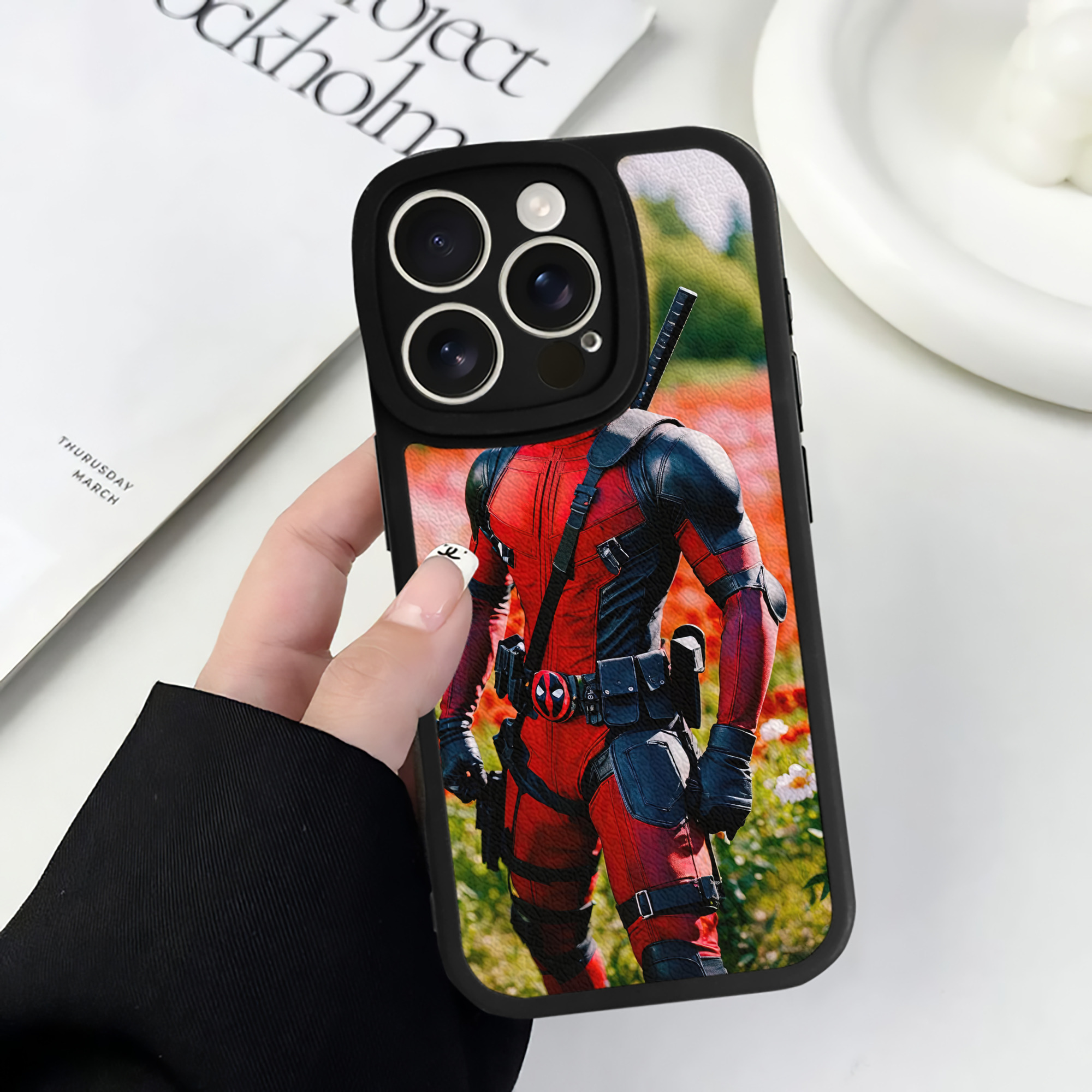 （画像用） Deadpool デッドプール 【iPhone 16シリーズ対応】シリコンスマホケース（レザー調） 材質：シリコン